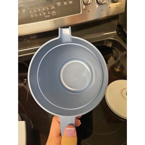 Vintage Tupperware 2qt Pitcher Jug Country Blue with Push Button Lid 1676-4 - Picture 10 of 14